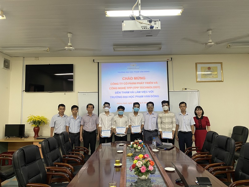Công ty TPP trao học bổng cho sinh viên trường ĐH Phạm Văn Đồng